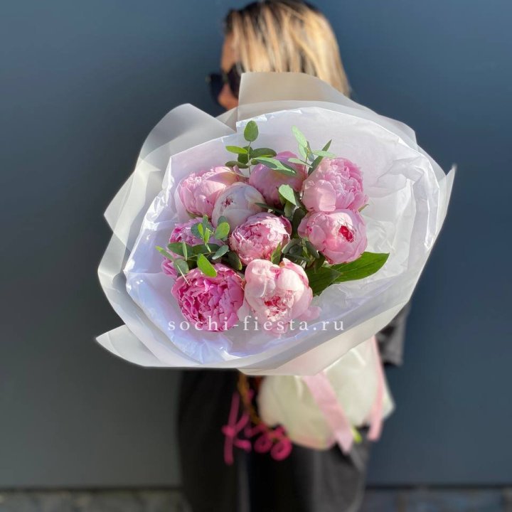 9 пионов с эвкалиптом в Сыктывкаре