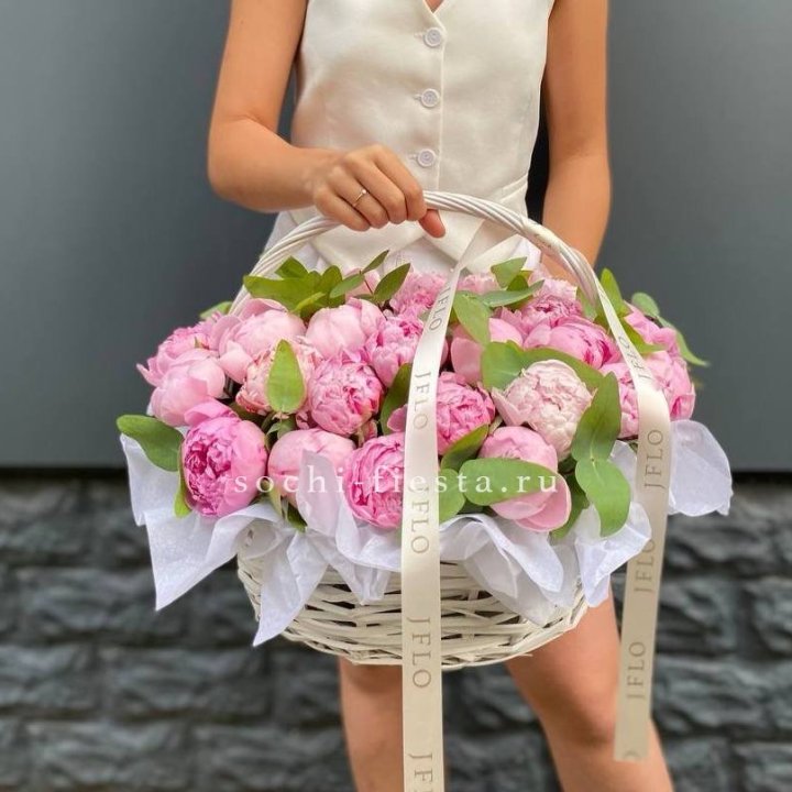 29 пионов в корзине в Сыктывкаре