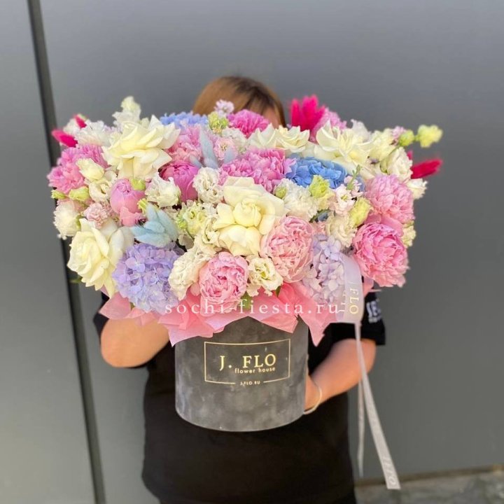 Цилиндр с пионами "Аса" в Сыктывкаре