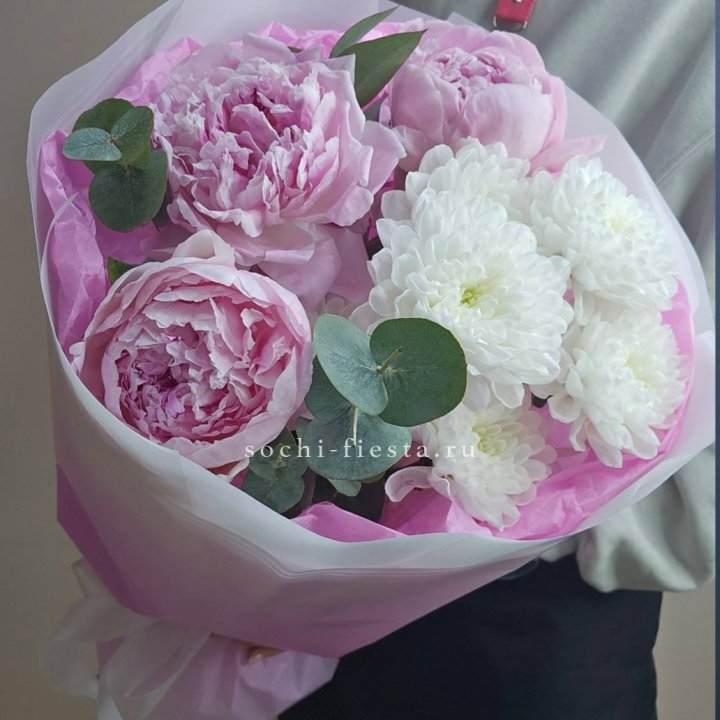  Букет комплимент с пионами в Сыктывкаре