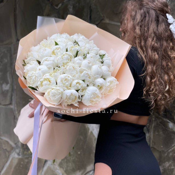 35 белых пион в Сыктывкаре