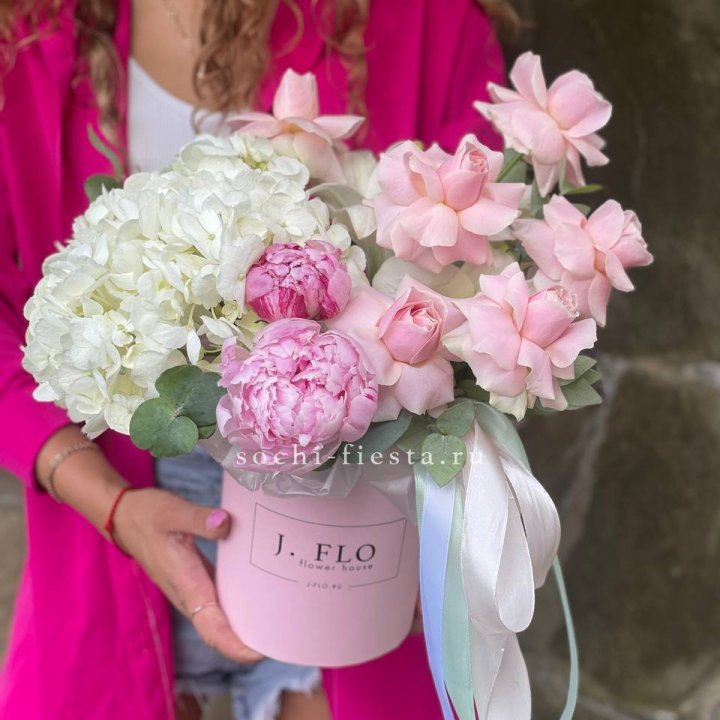 Цилиндр с пионами "Алисия" в Сыктывкаре