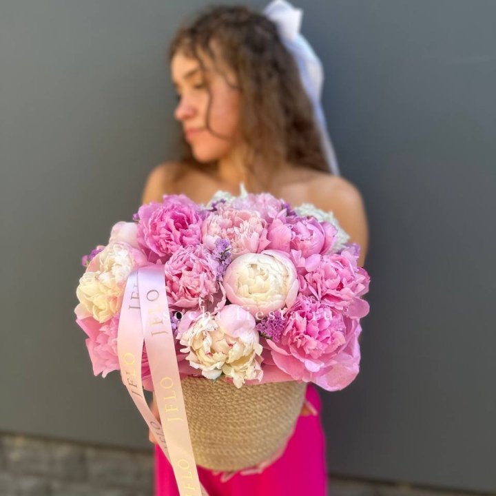 15 пионов в джутовом кашпо в Сыктывкаре