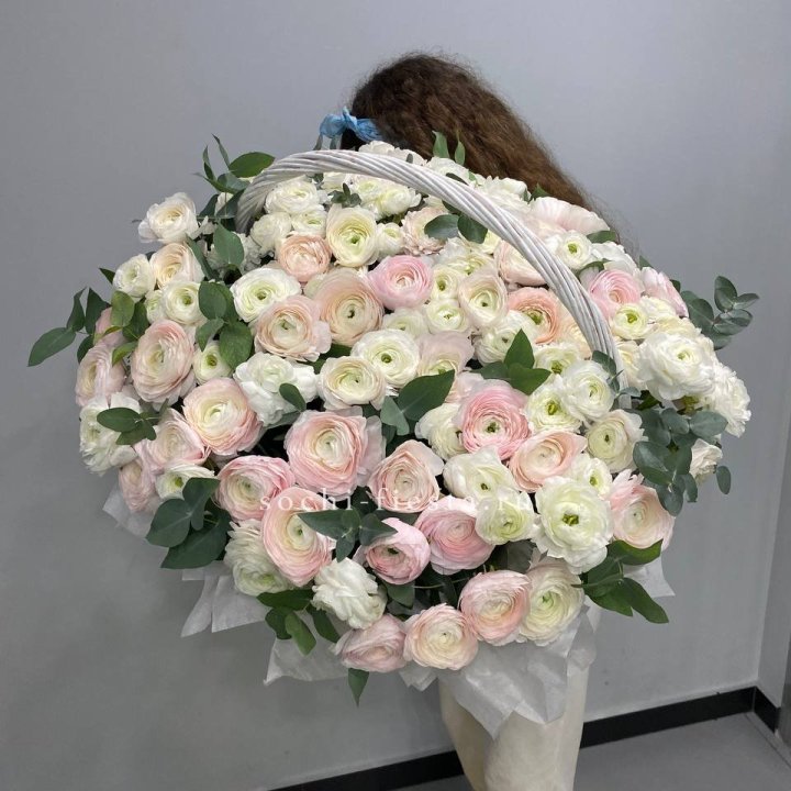 Ранункулюсы в корзине в Сыктывкаре