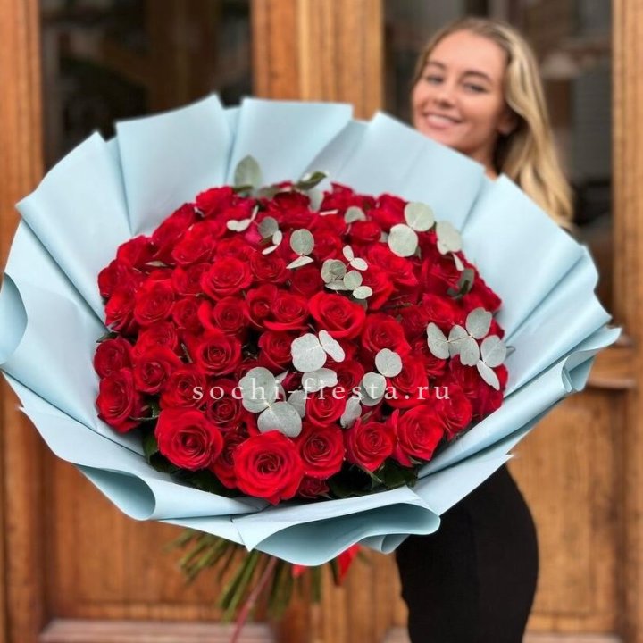 101 красная роза с эвкалиптом в Сыктывкаре