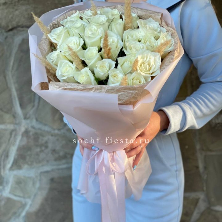 25 белых роз с сухоцветами в Сыктывкаре