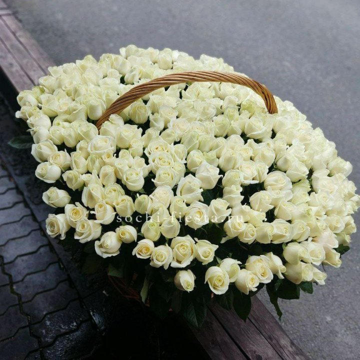 303 розы в корзине в Сыктывкаре