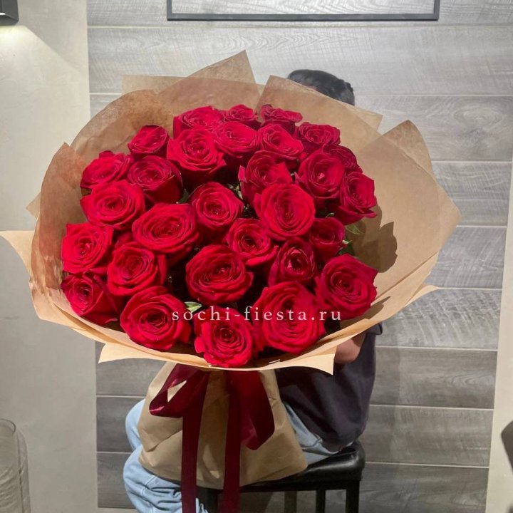 37 красных роз в крафте в Сыктывкаре