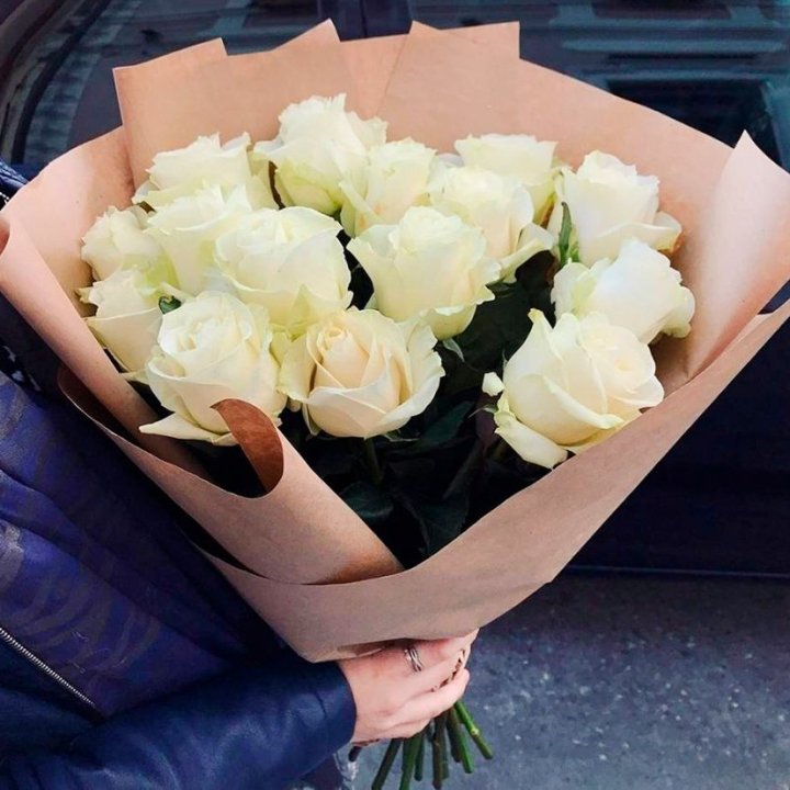 15 белых роз "Крафт" в Сыктывкаре