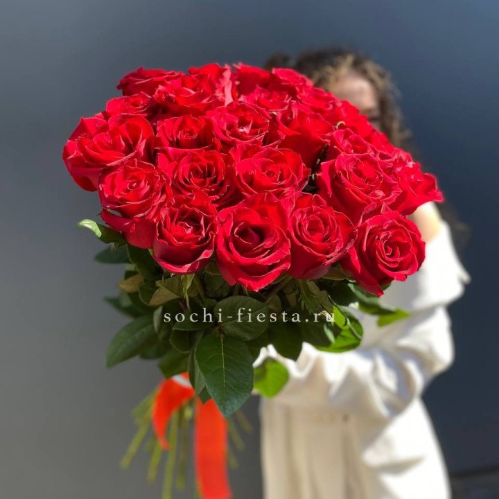 25 высоких красных роз в Сыктывкаре