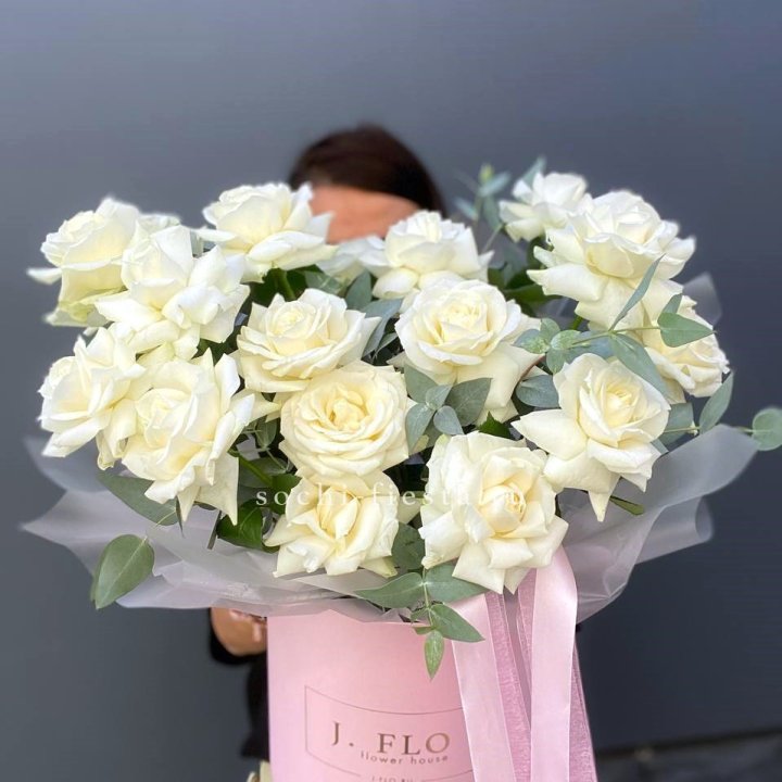 17 Французских белых роз в боксе в Сыктывкаре