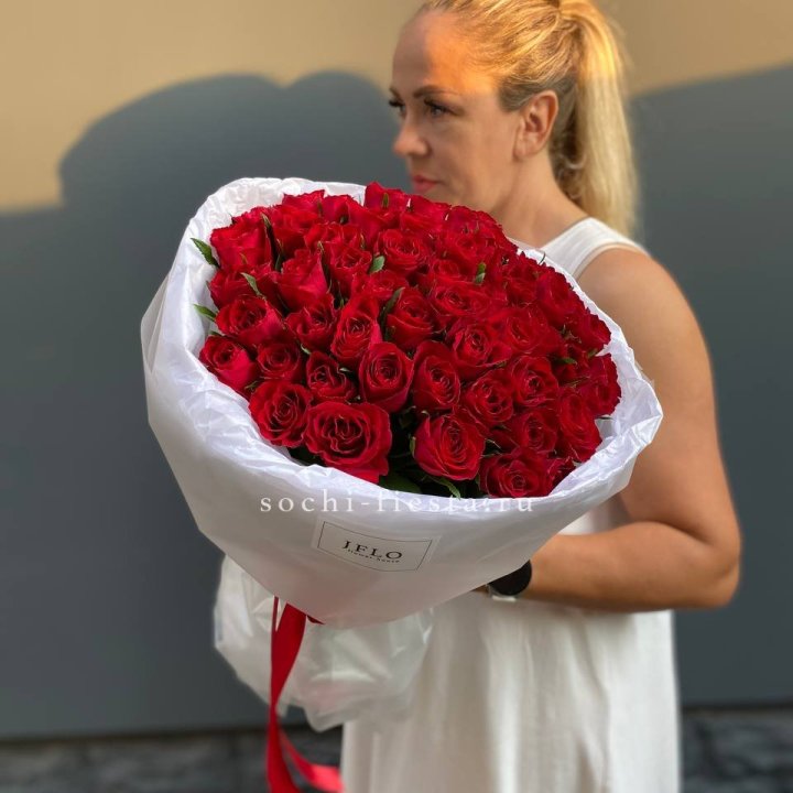 51 роза мадам ред в нежном оформлении в Сыктывкаре