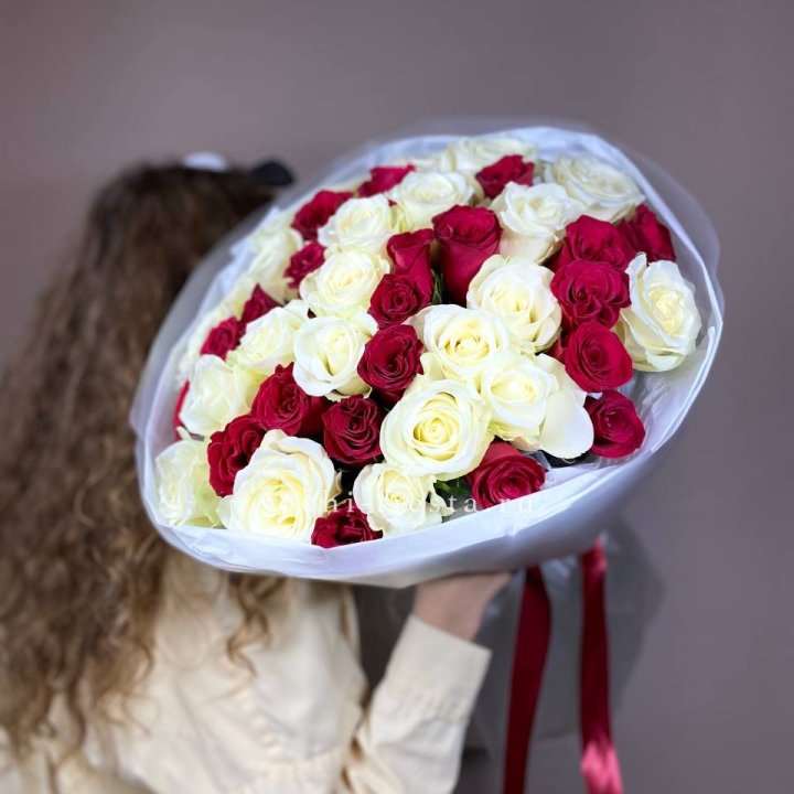 Букет из красных белых 45 роз в Сыктывкаре