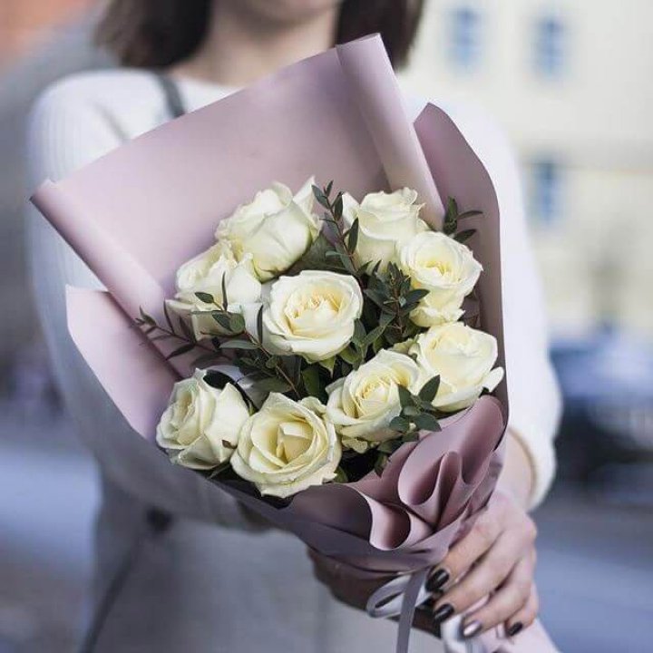 9 белых  роз "Минт" в Сыктывкаре