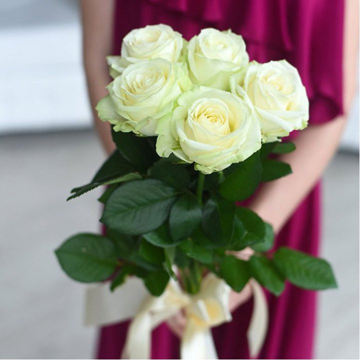 5 белых роз в Сыктывкаре