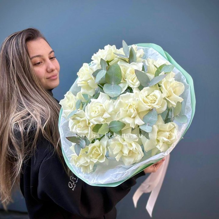 15 Белых французских роз "Ноте бьянка" в Сыктывкаре