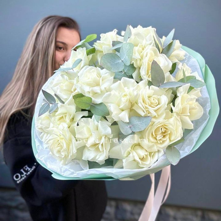 19 Белых французских роз "Ноте бьянке" в Сыктывкаре