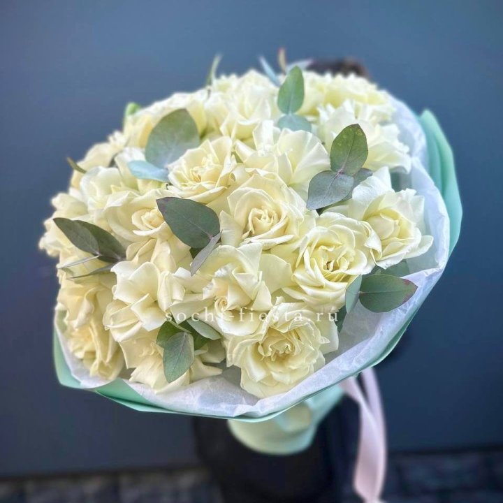 25 Белых французских роз "Ноте бьянка" в Сыктывкаре