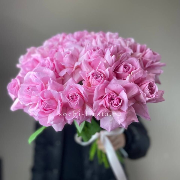 25 розовых французских роз в Сыктывкаре