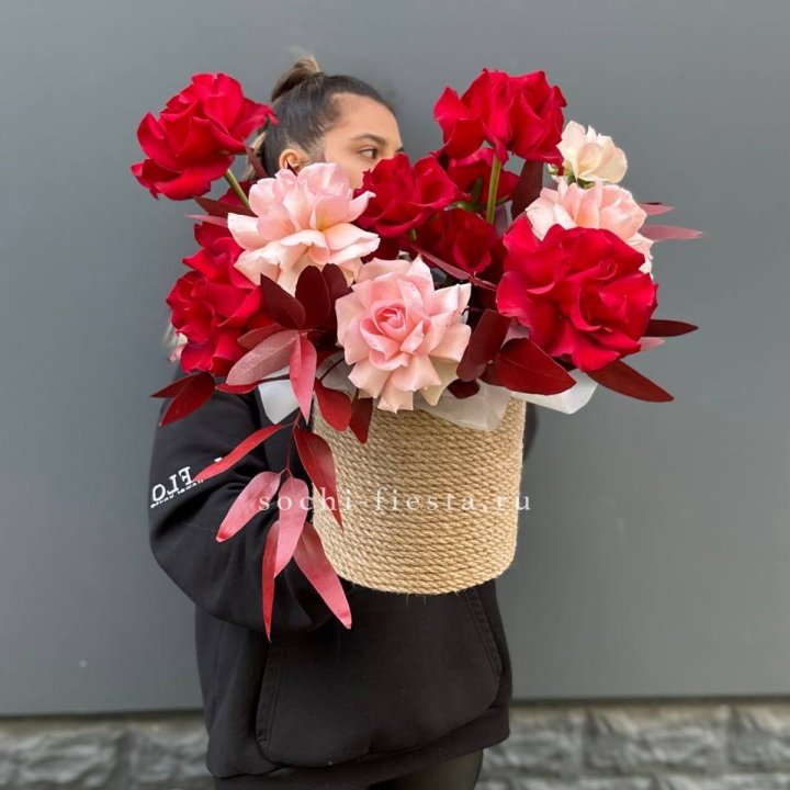 15 Французских роз в джутовом кашпо в Сыктывкаре