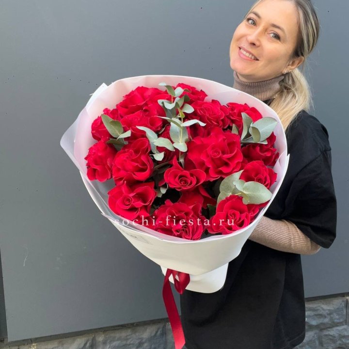 17 Красных французских роз в Сыктывкаре