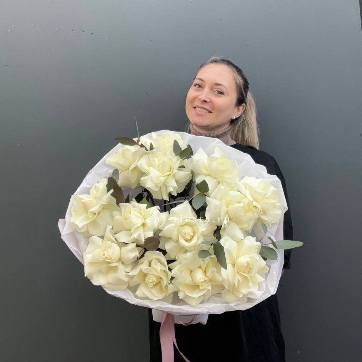 13 Белых французских роз Облако в Сыктывкаре