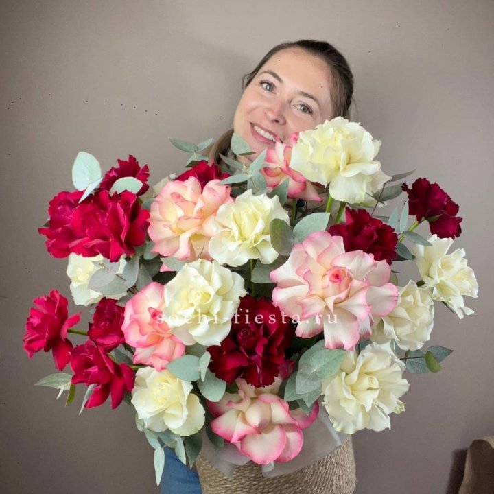 35 французских роз микс в джутовом боксе в Сыктывкаре