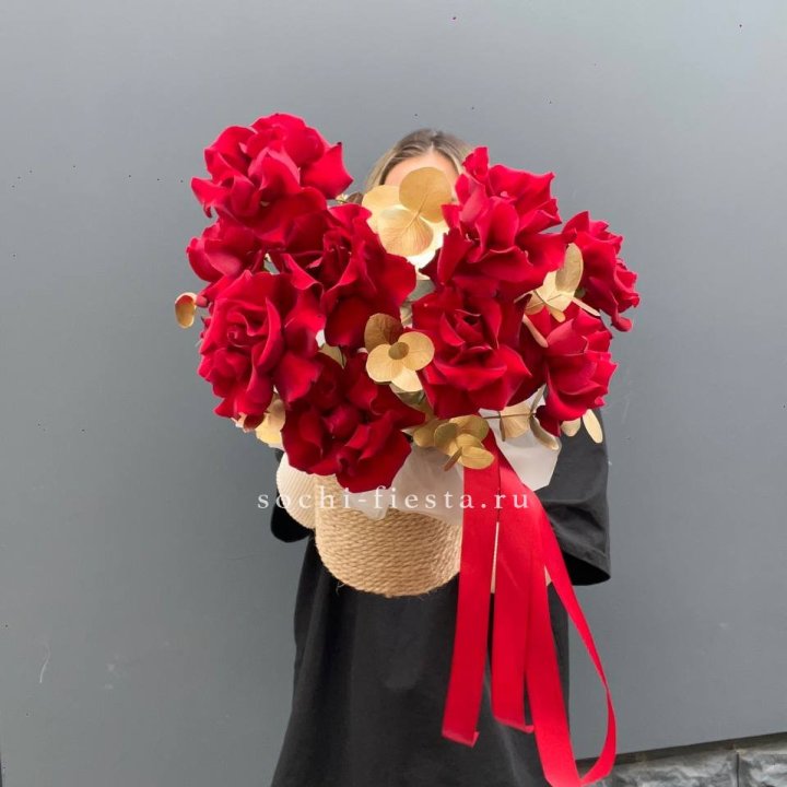 Красные французские розы в джутовом кашпо в Сыктывкаре