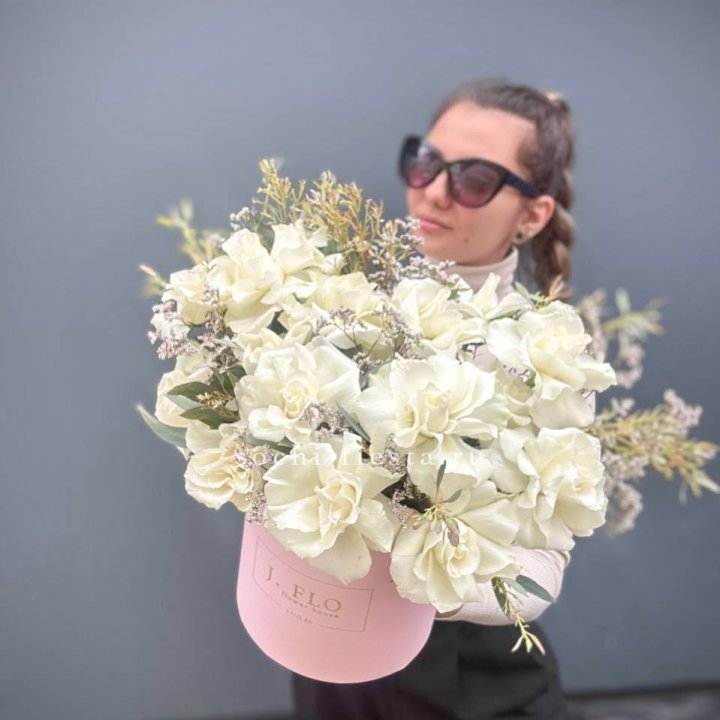 17 Французских белых роз в коробке Афина в Сыктывкаре