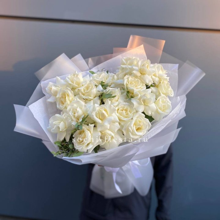 Пышный букет из белых роз в Сыктывкаре