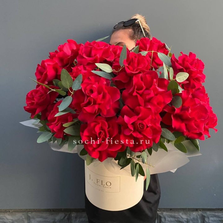 25 Французских красных роз в коробке в Сыктывкаре