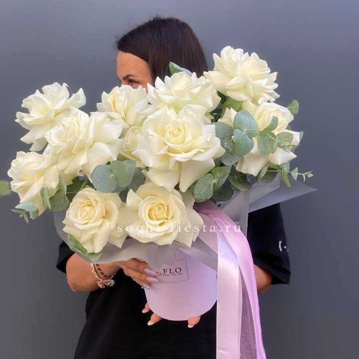 11 Французских белых роз в боксе в Сыктывкаре