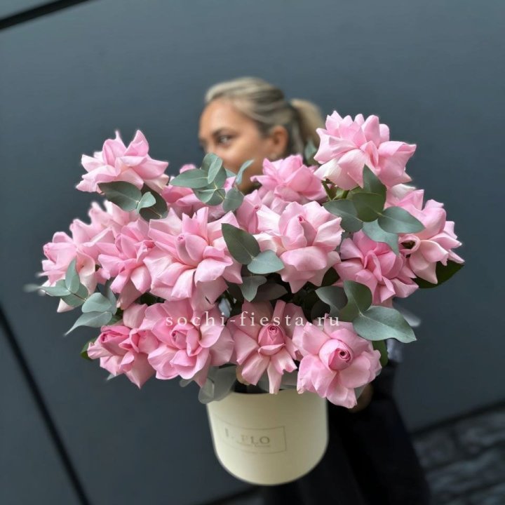 17 Розовых французских роз в боксе в Сыктывкаре