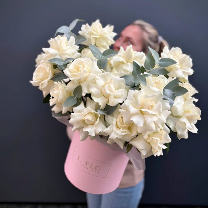 25 Французских белых роз в боксе в Сыктывкаре