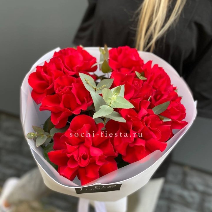 9 Красных французских роз в Сыктывкаре