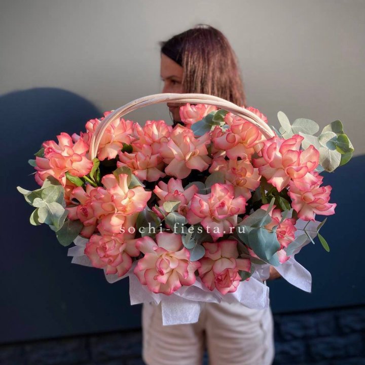 25 Французских роз Джумилия в корзине в Сыктывкаре