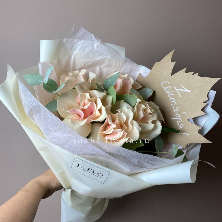 Букет кремовых роз к дню знаний в Сыктывкаре