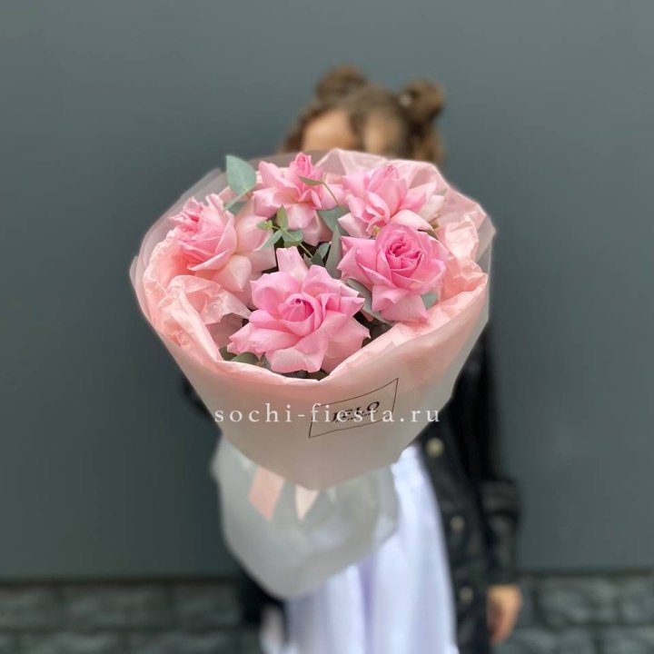 5 французских розовых роз  в Сыктывкаре