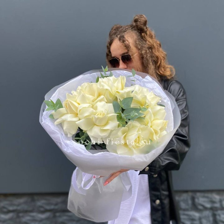 7 Белых французских роз  в Сыктывкаре