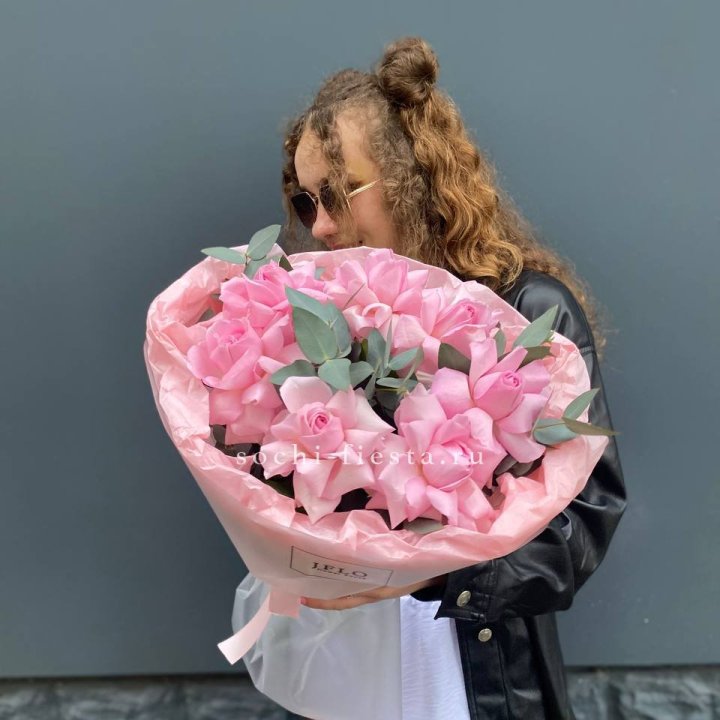 7 розовых роз в Сыктывкаре