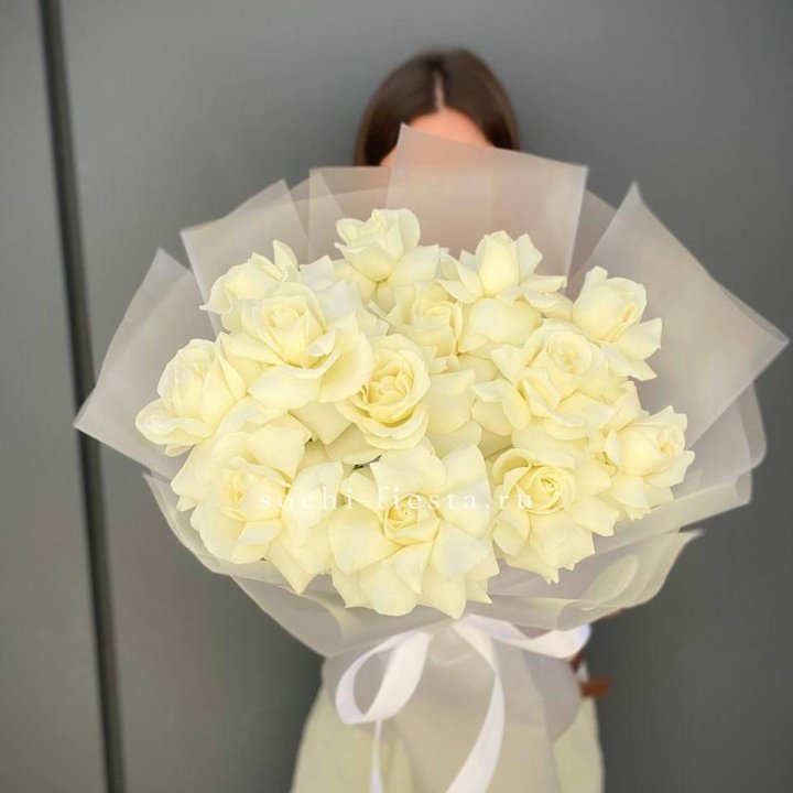 13 белых роз в Сыктывкаре