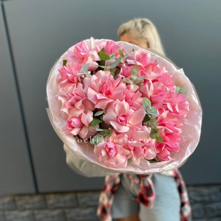 17 розовых роз в Сыктывкаре