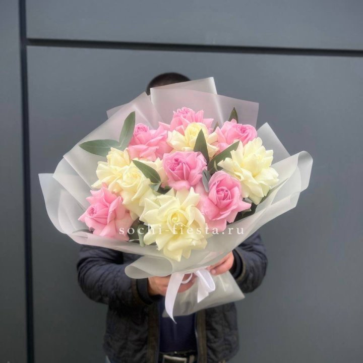 11 бело-розовых роз в Сыктывкаре
