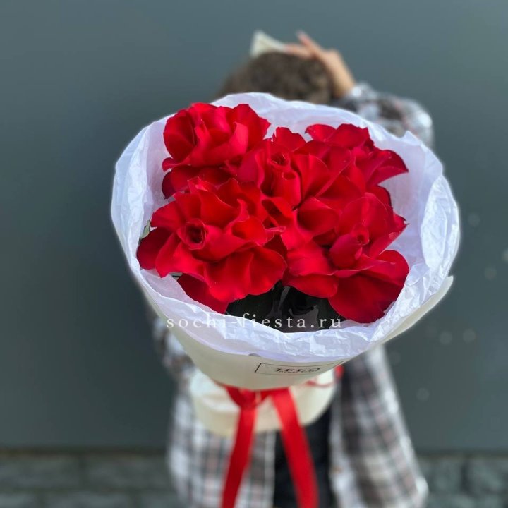 5 французских красных роз в Сыктывкаре