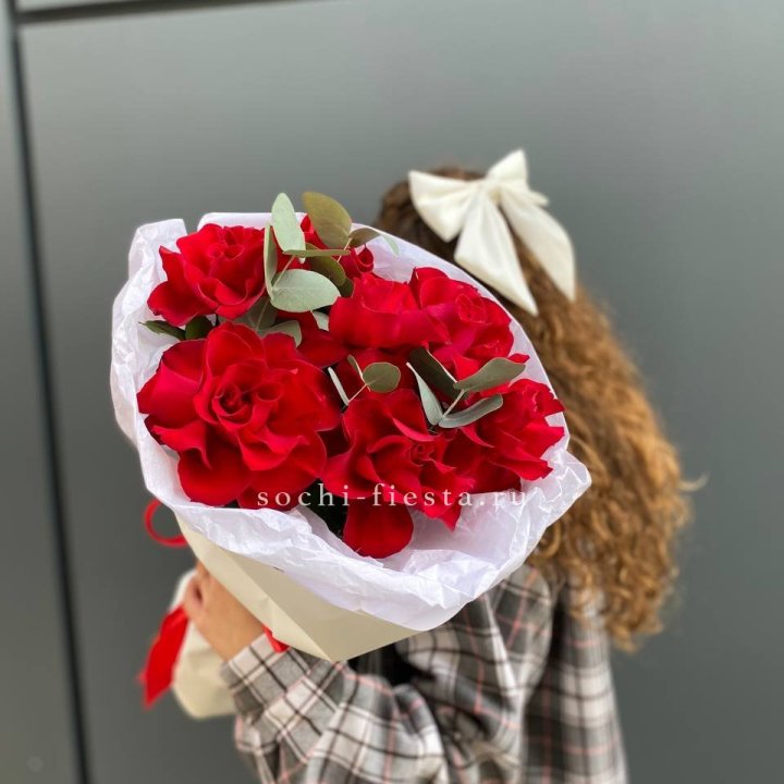 7 красных французских роз в Сыктывкаре