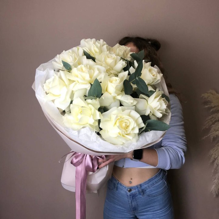 11 Белых французских роз "Вайт найс" в Сыктывкаре