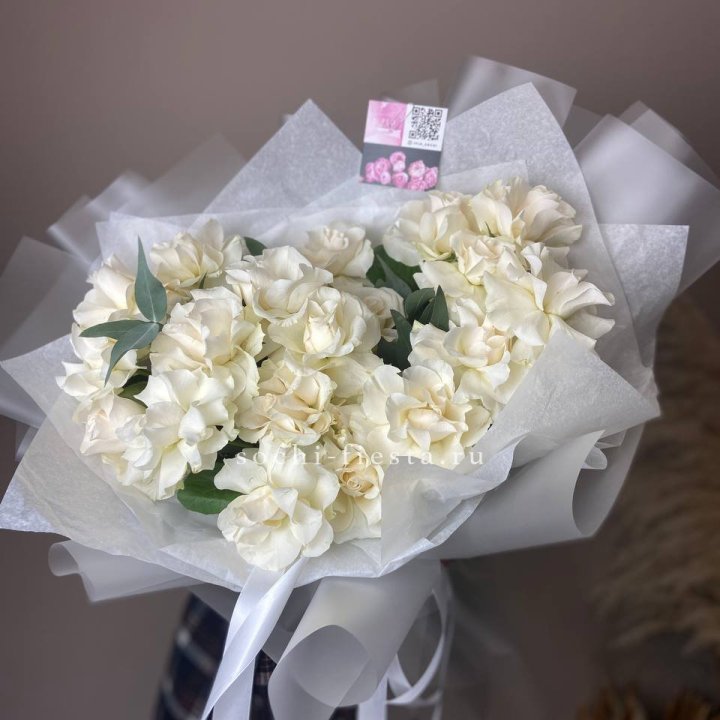 21 французских роз с эвкалиптом в Сыктывкаре