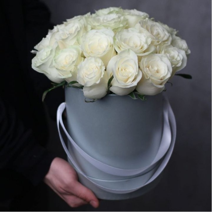 15 белых роз в цилиндре в Сыктывкаре