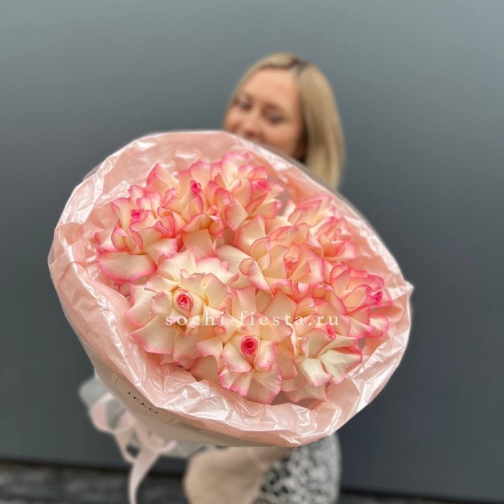 9 французских роз Джумилия в нежном оформлении в Сыктывкаре