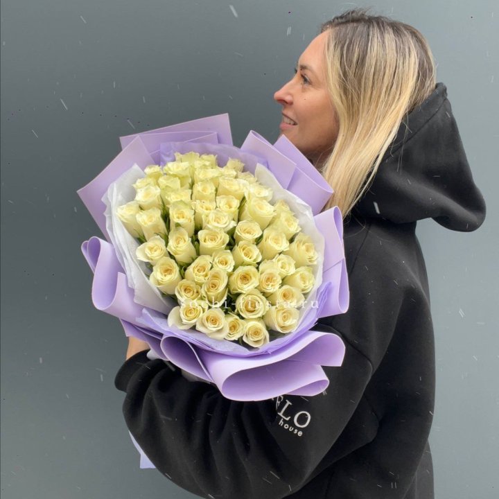 51 белая кенийская роза в оформлении в Сыктывкаре